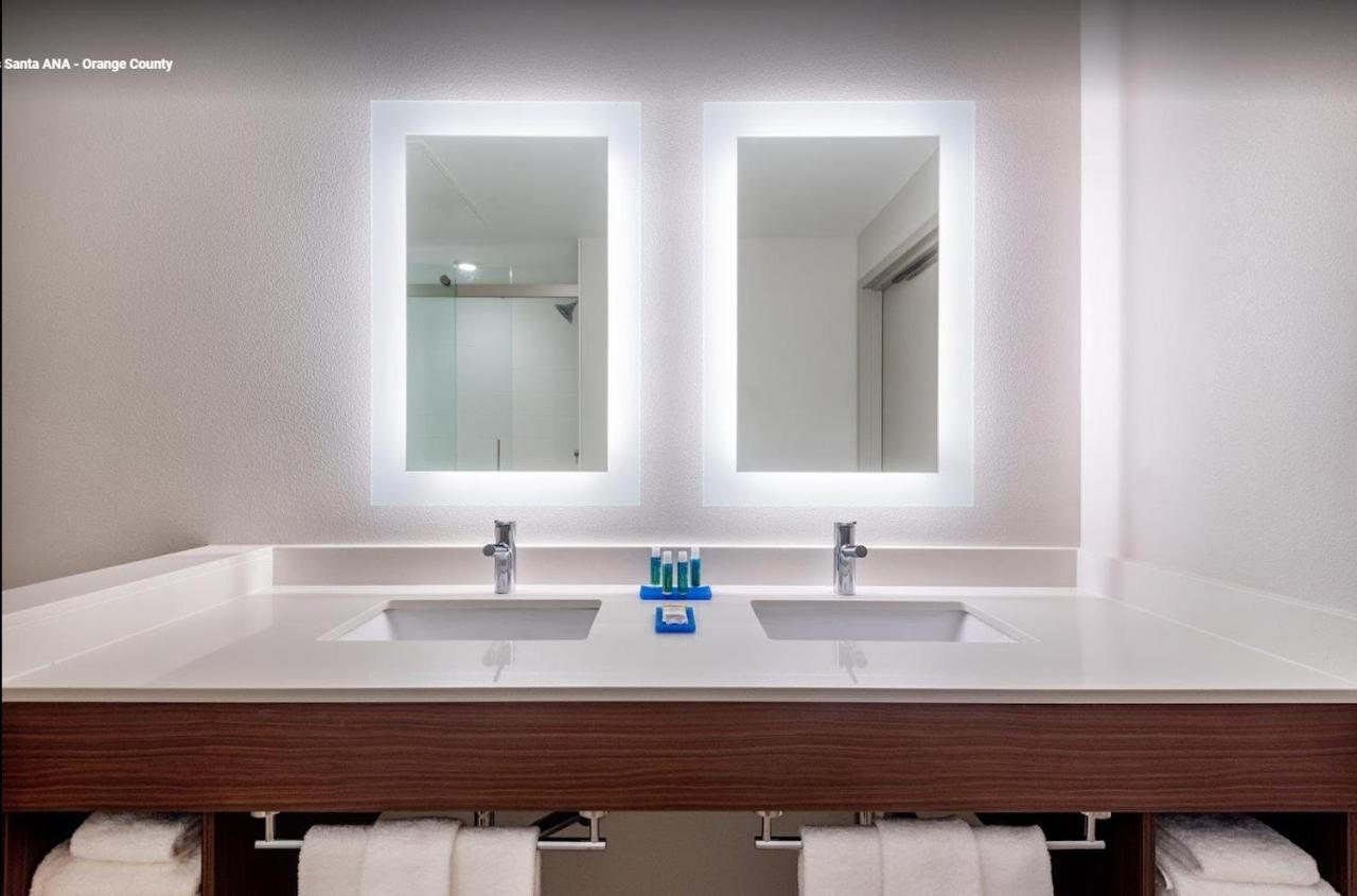 Holiday Inn Express & Suites Santa Ana - Orange County By Ihg المظهر الخارجي الصورة
